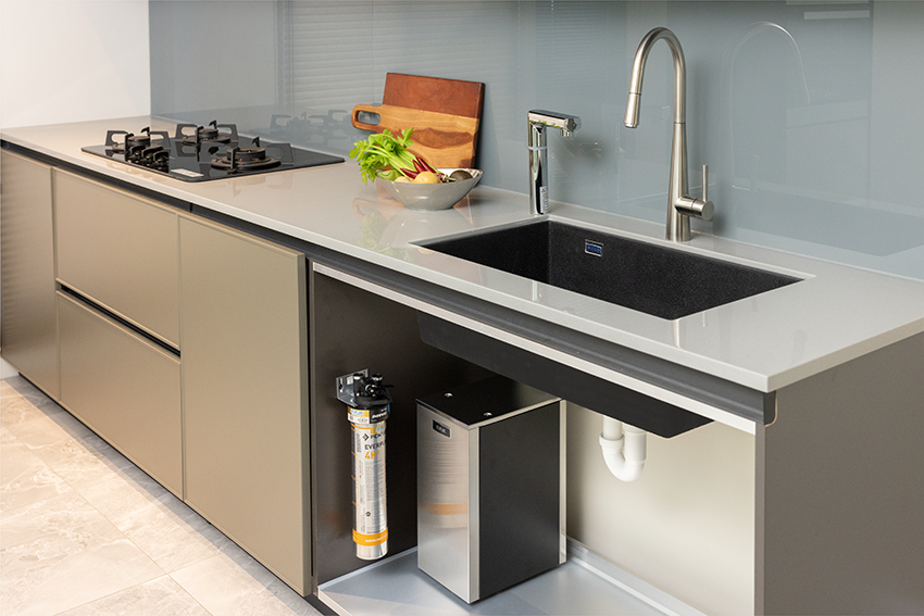 加熱器與淨水器兩大元件皆裝設於廚下位置